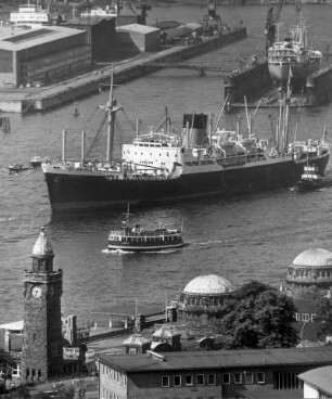 Vom Stintfang : Hamburg. Blick vom "Michel" auf die Landungsbrücken, im Vordergrund Jugendherberge auf dem Stintfang. Ein Frachtschiff wird in den Hafen geschleppt. Im Hintergrund die Stülcken-Werft