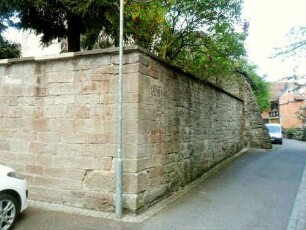 Ansicht von Nordosten mit Kirchhofmauer über Nordflanke im Verlauf-Wehrgang mit Steinbrüstung im 18 Jh abgetragen