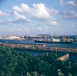 Elbufer von Blankenese : Hamburg. Blick auf den Hafen vom Elbufer von Blankenese