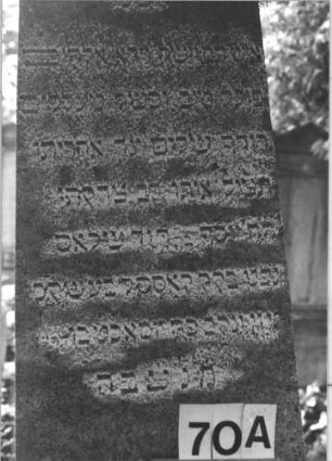 Grabstein 70 (Index: 100114388) Material: Kalkstein Zustand: verwittert Maße HxBxT: 200x64x48 cm Beschreibung: Obelisk, getreppter Sockel: Grabstein 70A