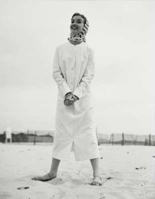 Modeaufnahme, Modell June Ross in Point Lookout (Mademoiselle)