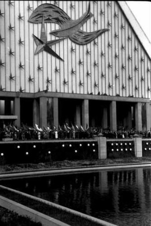 Brüssel: Fahnenaufmarsch vor dem Empfangsgebäude