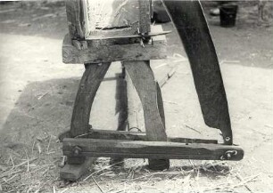 Landwirtschaftliches Arbeitsgerät in Sabrodt, Strohschneidestock : Viehwirtschaft - häusliche Viehwirtschaft. Ort: Zabrod / Sabrodt. Alter hölzerner Schneidestock (noch benutzt). Vorderansicht.