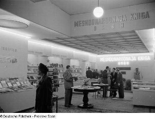 Fachbesucher am Messestand der Meshdunarodnaja Kniga GmbH