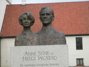 Oslo - Forscherpaar : Skulpturen des Forscherpaares Anne Stine und Helge Ingstad vor dem Wikinger-Museum. Aufgenommen in Oslo im September 2004