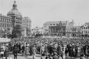 Einzug des Gouverneurs : Blick über den Personen gefüllten Church Square in Pretoria