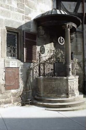 Esslingen: Alter Ziehbrunnen beim Rathaus