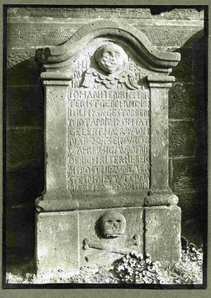 Friedhof. Grabstein Johann Henrich Ritter, 1758. (Kind)