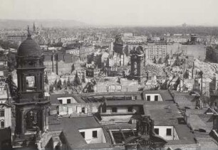 Dresden. Blick vom Turm der Katholischen Hofkirche nach Osten über das Ständehaus auf die Ruine der Frauenkirche