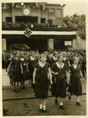 Einmarsch des Bund der Deutschen Mädel im Grunewaldstadion zum Tag der Hitler-Jugend