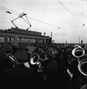 Baufertigstellung des letzten Teilstücks der Straßenbahnlinie in die Waldstadt zwischen Glogauer Straße und Jägerhaus.