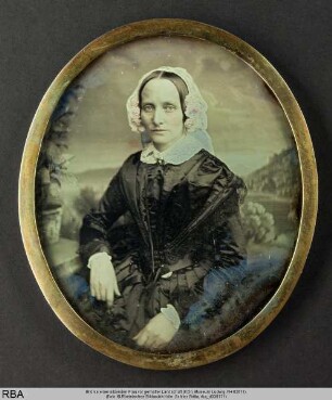 Bildnis einer sitzenden Frau vor gemalter Landschaft
