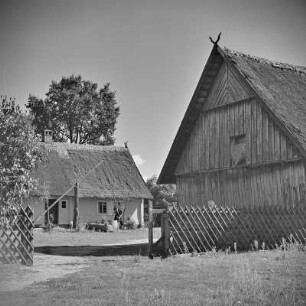 Strohgedecktes Blockhaus auf der Willischza, ein Höhenzug in Burg. : Ze słomu kryty kładźity statok na hórčinje Wilišća w Bórkowach.