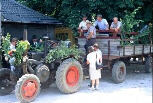 Rosenfest Dornburg: Festwagen, von einem Lanz-Bulldog gezogen