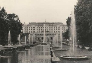 St. Petersburg. Schloß Peterhof (1714/1723). Blick von einer Brücke über den Seekanal gegen Großen Palast und Große Kaskade