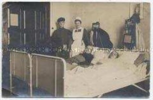 Foto des verwundeten Gustav Holapfel in einem Lazarett - Personenkonvolut