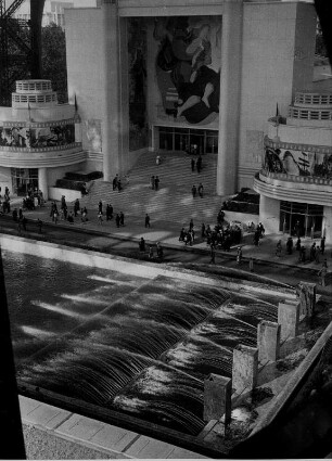 Paris. Weltfachausstellung 1937. Blick vom Eiffelturm zum Pavillion für Photographie und Kinotechnik