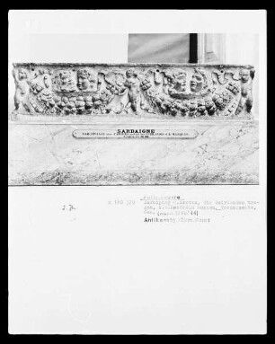 Sarkophag mit Eroten, die Girlanden halten, in den Zwickeln Theatermasken