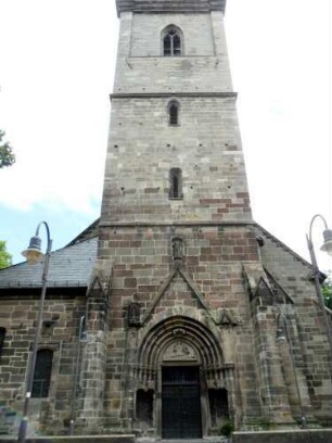 Stadtkirche - Kirchturm von Westen mit Gotischem Portal in Übersicht