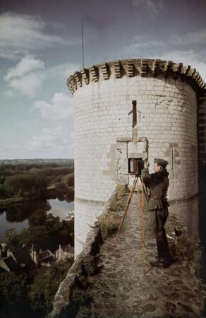 Beim Fotografieren während der Kunstschutzkampagne in Chinon