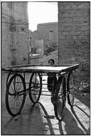 Jaisalmer. Junge mit Karren