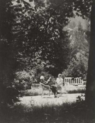 Gerhart Hauptmann und Erhart Kästner bei der Arbeit auf Haus Wiesenstein : Gerhart Hauptmann (links) und sein Sekretär Erhart Kästner bei der Arbeit auf Haus Wiesenstein in Agnetendorf