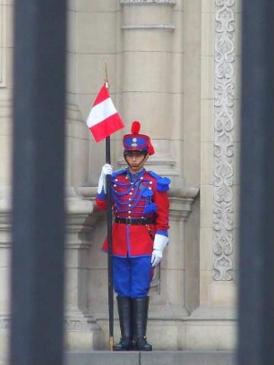 Lima - Gardist vor dem Präsidentenpalast : Ein Gardist in historischer Uniform steht vor dem Präsidentenpalast. Aufgenommen in Lima am 27. August 2011