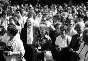 32. Tagung 1982 Physiker; Mainau: Gäste vor dem Eingang: mittig Ehepaar Brattain, rechts Kai M. Siegbahn