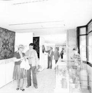 Ausstellung zum "Fest des Friedens und der Freundschaft" der DSF anlässlich des 70. Jahrestages der Oktoberrevolution in Berlin (Ost)
