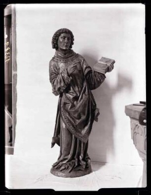evangelische Stadtkirche; Plastik vom Hochaltar, Johannes Evangelista nach der Restaurierung