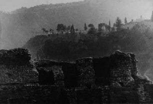 Taormina (Italien). Sizilianische Landschaft, über antike Steinmauer blickend aufgenommen