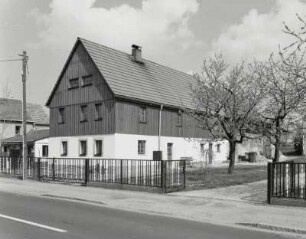 Ottendorf-Okrilla, Gehöft : Ottendorf-Okrilla. Ehemaliger Dreiseithof (2. Hälfte 19. Jahrhundert), Radeberger Straße 29. Straßenansicht des Wohnstallhauses