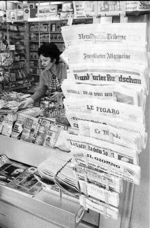 Basel: Zeitungskiosk mit schweizerischen und deutschen Zeitungen