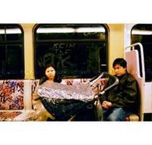 Asiatisches Paar mit Kinderwagen in der Berliner U-Bahn (Prämiertes Foto Sonderthema: Familienbilder)
