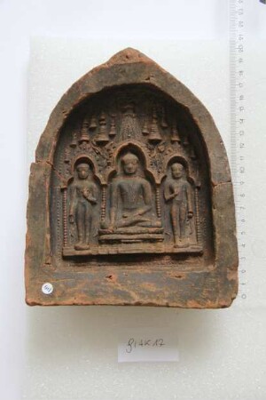 Votivtafel mit drei Buddhas