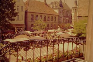 Marktplatz, Detmold, Wochenmarkt, Blick auf die alte Schule - später Sparkasse; farbig
