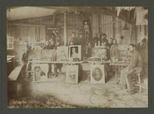 15 Kriegsgefangene in Künstlerwerkstatt mit ausgestellten Gemälden (Vernissage), Kriegsgefangenenlager Ludwigsburg-Eglosheim