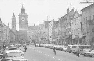Vilsbiburg: Marktplatz [Stadtplatz] mit Tor von der Vilsbrücke