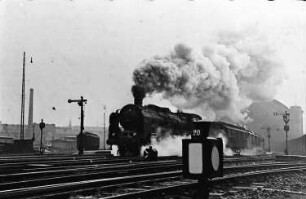 Berlin: Anhalter Bahnhof; Deutsche Reichsbahn; Weiche 20, dahinter ausfahrende Züge vom Anhalter Bahnhof