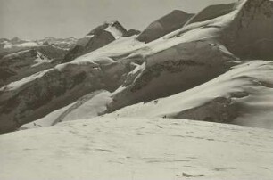 Piz Palü (3912 m). Blick vom Südgrat des Piz Bernina an der Nordflanke der Bellavista entlang nach Osten. Im Hintergrund links die Ortleralpen