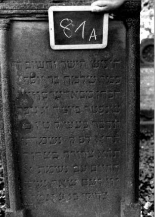 Grabstein 81 (Index: 100111169) Material: Sandstein Zustand: gut Maße HxBxT: 155x65x15 cm Beschreibung: ädikulaartige Stele mit Halbsäulen, giebelartiger Abschluß Symbolik: segnende Hände: Grabstein 81A