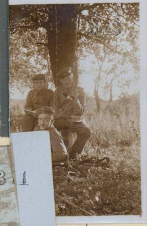 Foto von Soldaten bei einer behelfsmäßigen Fernsprechstelle