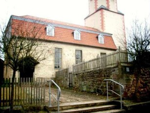 Ansicht von Süden mit Kirche (Kirchtum gotisch gegründet - Langhaus Jahr 1601 neu erbaut und verändert) über (ehemaligen) Kirchhof