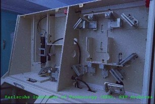 Aufbau der Excimerlaseranlage zur optischen Mikrostrukturierung von Kunststoffbauteilen und Keramiken am Institut für Materialforschung (IMF)