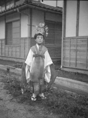 Mädchen in traditioneller Festkleidung : Mädchen in traditioneller Festkleidung zum Tempelfest (O-matsuri), vielleicht zum Yamabiki Matsuri im August
