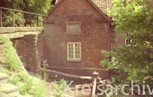 Kupfermühle: Außenansicht: links Brücke über Mühlenbach, Kupfermühlenweg