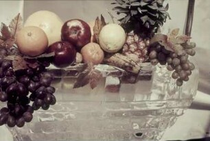 Obstschale mit Weintrauben, Pampelmuse, Orange, Äpfeln, Mandarine, Zitrone, Banane und Ananas