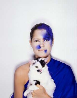 Lisa - blaues Tuch mit Katze : Blau geschminktes Model mit blauem Tuch und Katze auf dem Arm