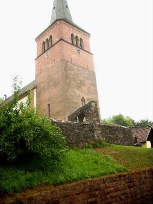 Ansicht von Südosten mit Kirchturm (im Kern Gotisch-Glockenstube im 19 Jh erneuert) über Kirchhofmauer mit Rest der Toranlage