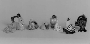 Liegender Hase : Tierfiguren. Irdenware, Majolika, bemalt, glasiert (1. H. 20. Jh.; K. Feuerriegel). Museum im Schloß Frohburg V 519/95, V 520/95, V 521/95, V 522/95, V 523/95, V 524/95, V 525/95, V 526/95, V 527/95